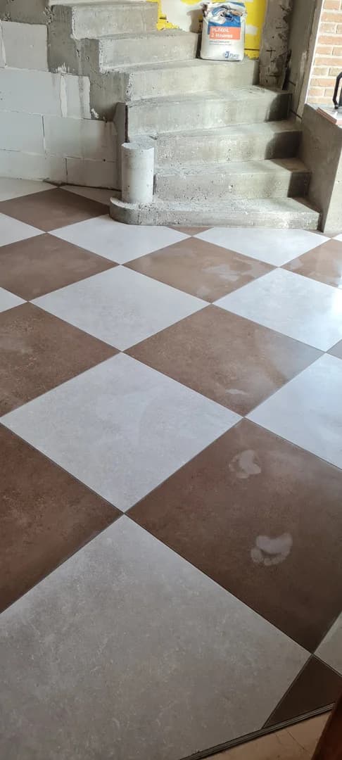 Carrelage damier diagonal blanc et taupe posé à Sin-le-Noble, vue d'ensemble du sol fini