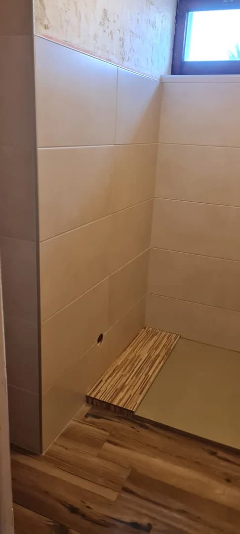 Salle de bain Arleux faïence claire grand format et frise mosaïque bois