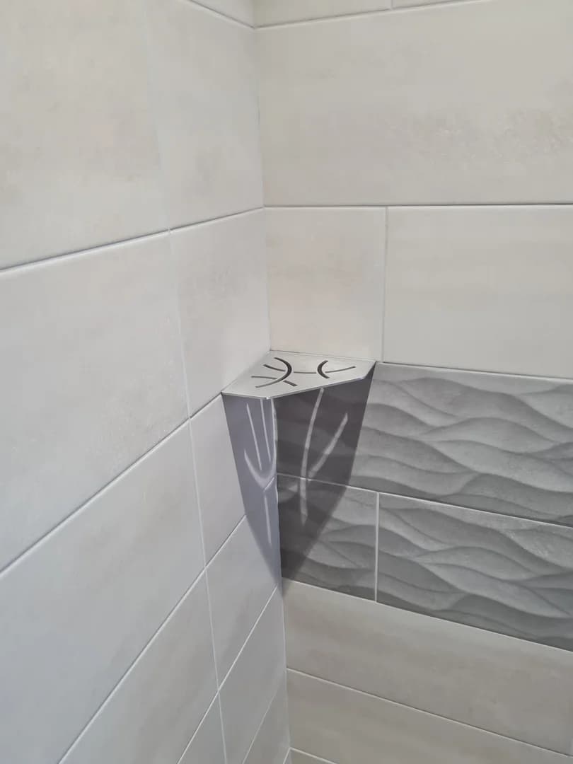 Douche italienne Guesnain frise décor effet vague et siphon angle inox