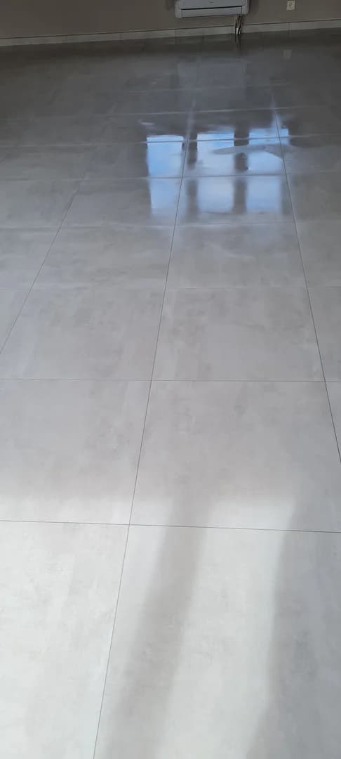 Carrelage grand format effet béton gris clair posé à Auby, vue d'ensemble