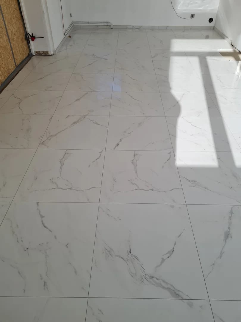 carrelage effet marbre blanc veiné gris dans salle de bain à Dechy, vue d'ensemble