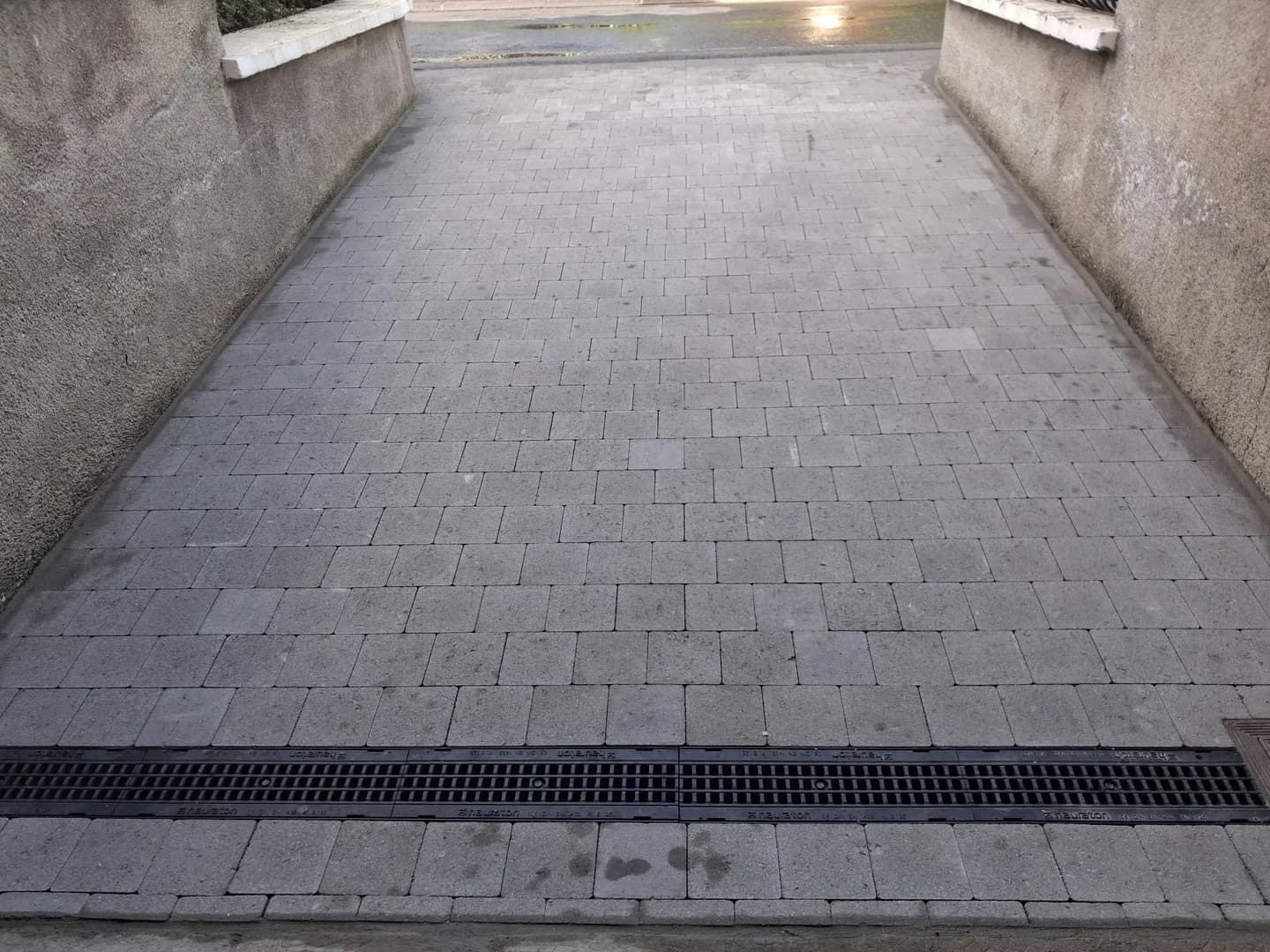 Allée de garage en pente rénovée avec des pavés autobloquants gris à Sin-le-Noble