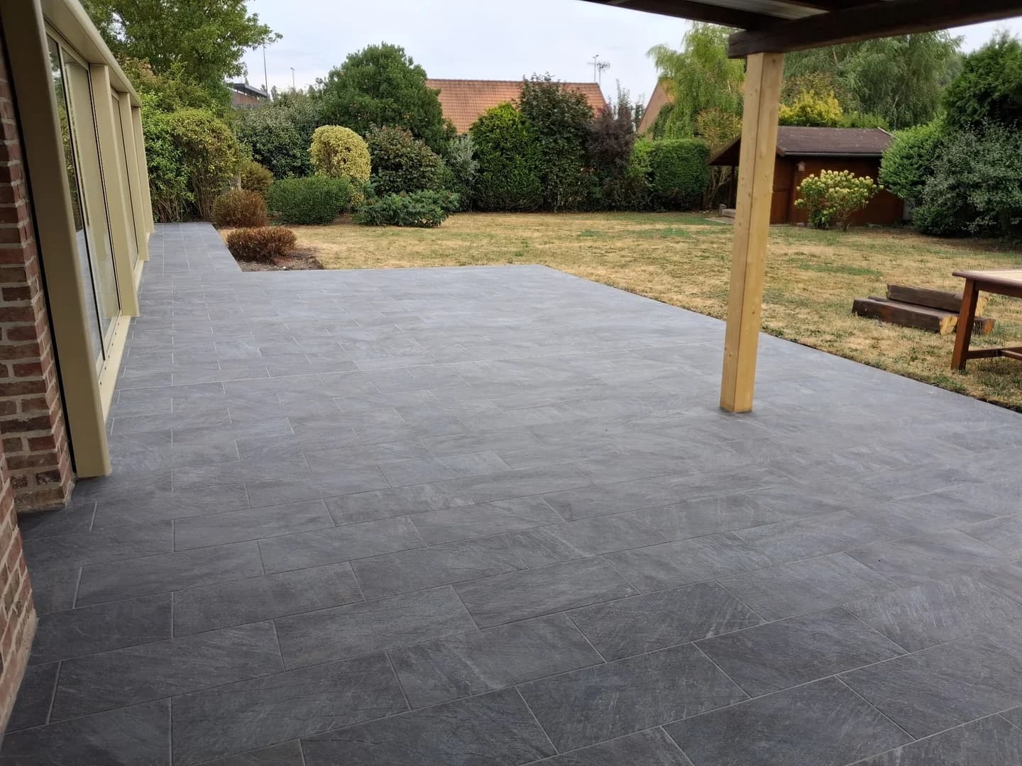 Rénovation d’une terrasse de 65 m² en carrelage 30 × 60 cm à Montigny-en-Ostrevent
