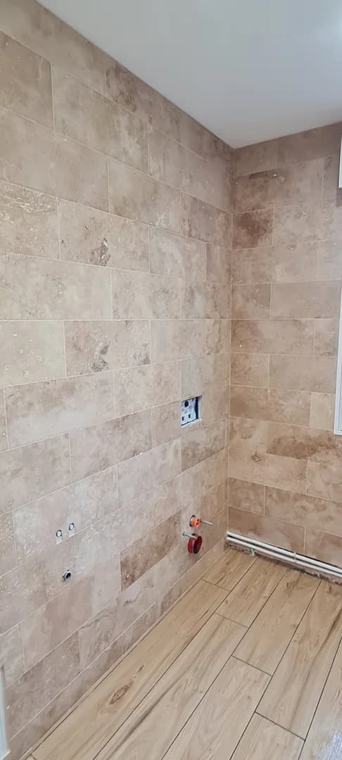 Salle de bain Flines-lez-Râches carrelage effet travertin et bandeau effet bois