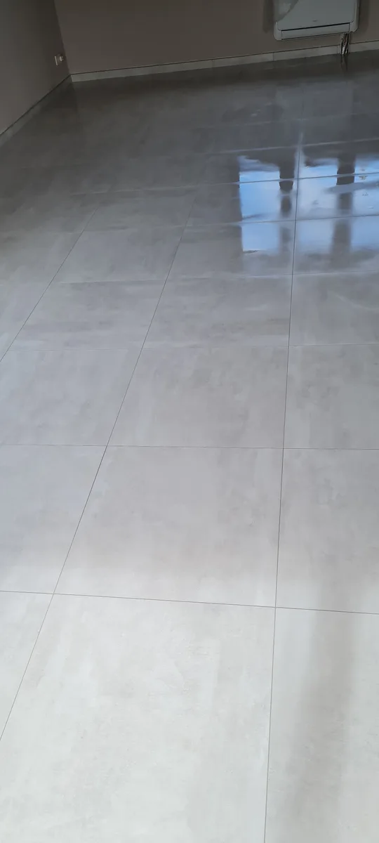 Carrelage effet béton à Auby, détail des joints fins