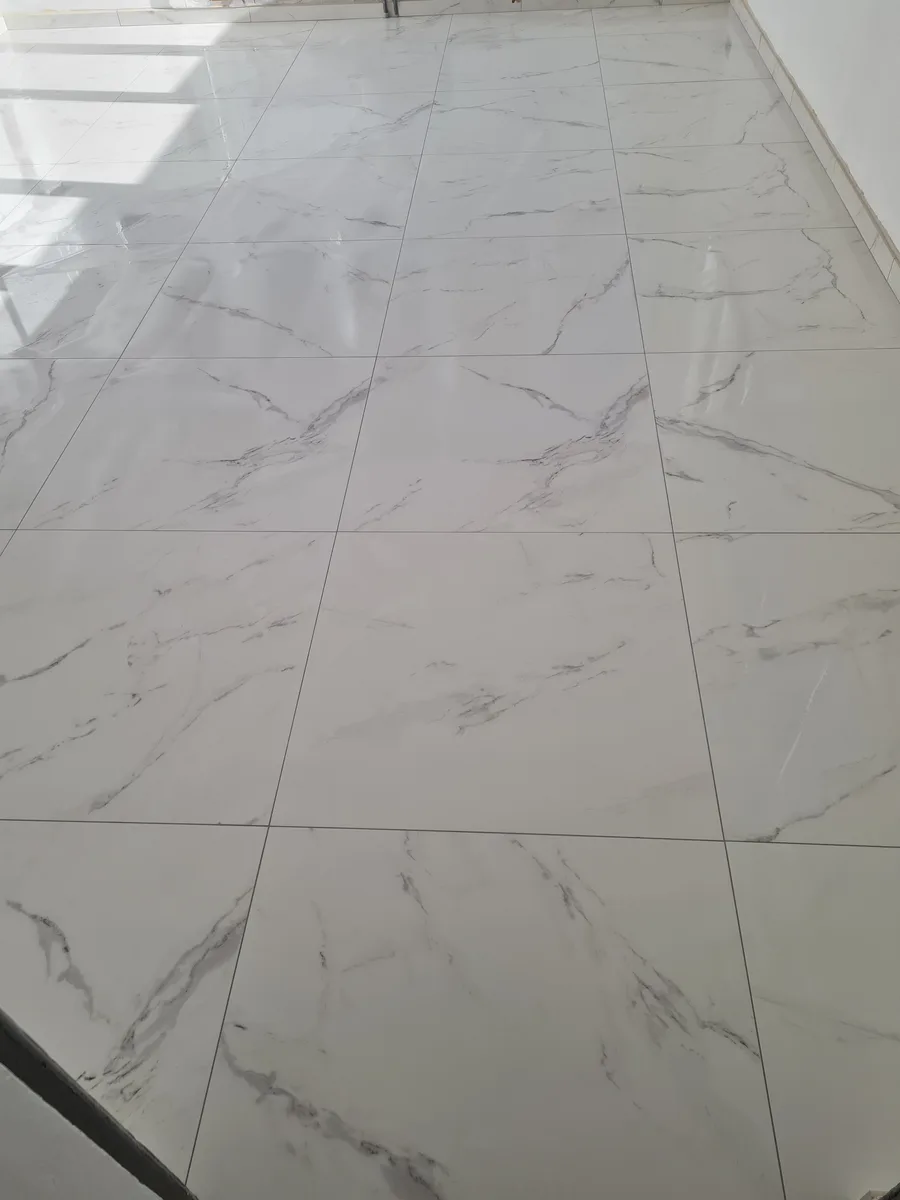Détail veinages faïence effet marbre salle de bain Dechy