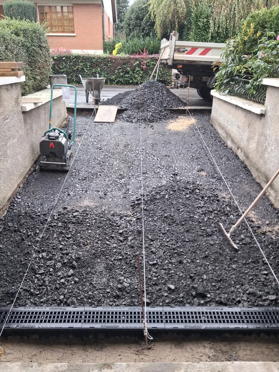 Préparation du sol de l’allée de garage en pente à Sin-le-Noble