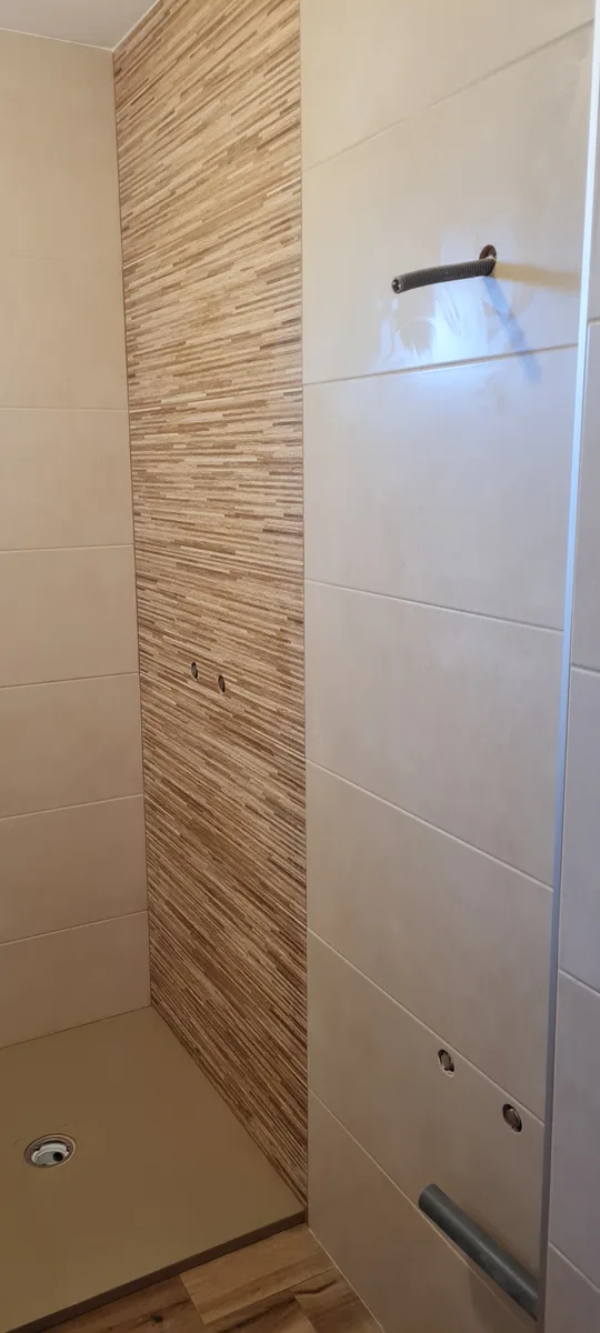 Habillage mur faïence claire salle de bain Arleux
