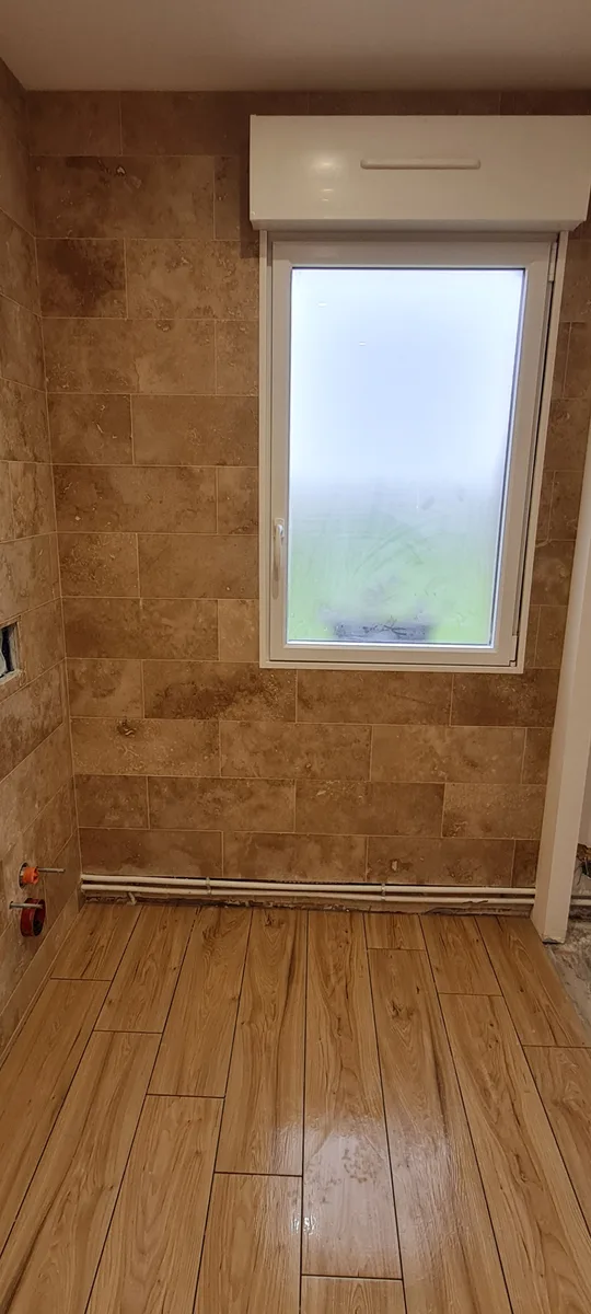 Salle de bain rénovée travertin et bois Flines-lez-Râches Vicari Fils