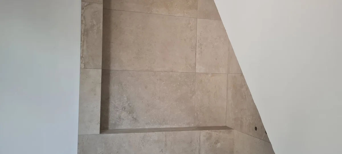 Détail joint faïence effet pierre salle de bain Roost-Warendin