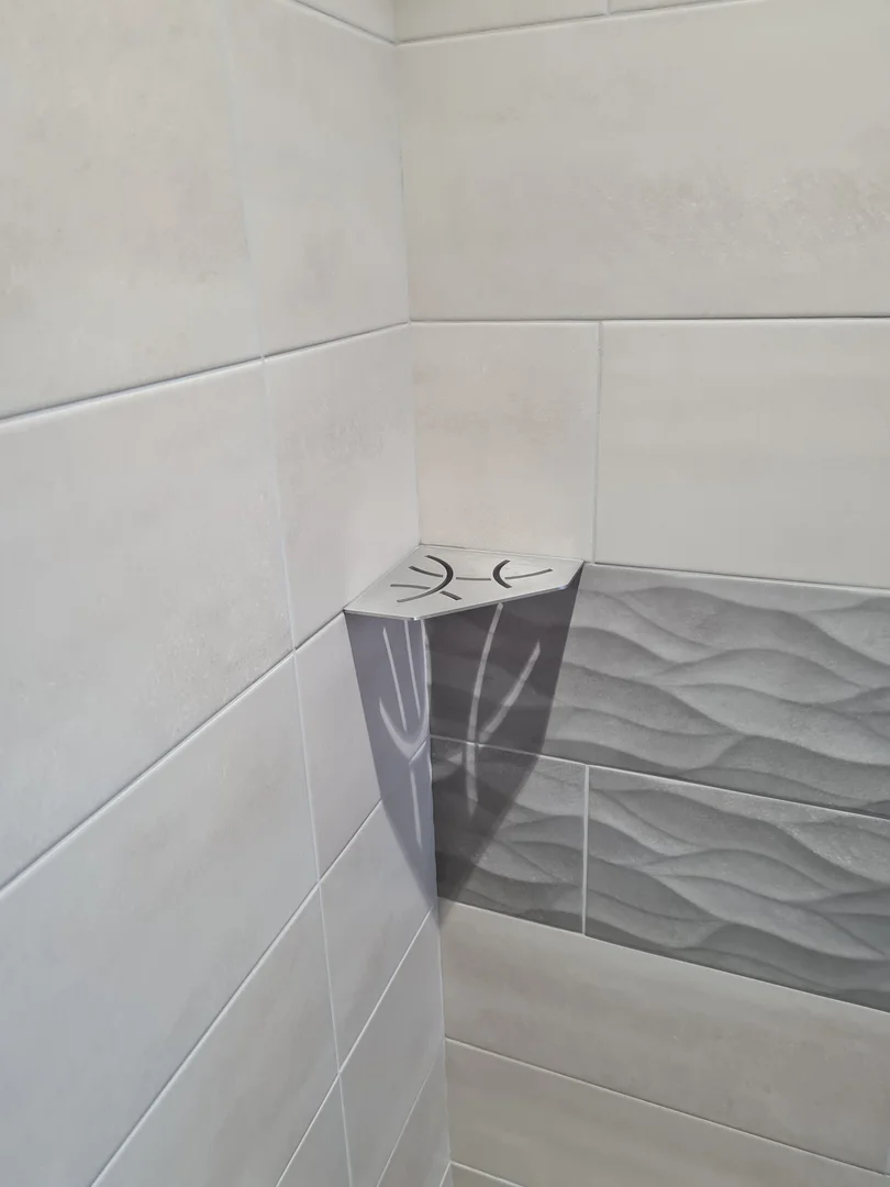 Douche italienne Guesnain frise décor effet vague et siphon angle inox