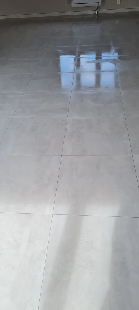 Carrelage grand format effet béton gris clair posé à Auby, vue d'ensemble