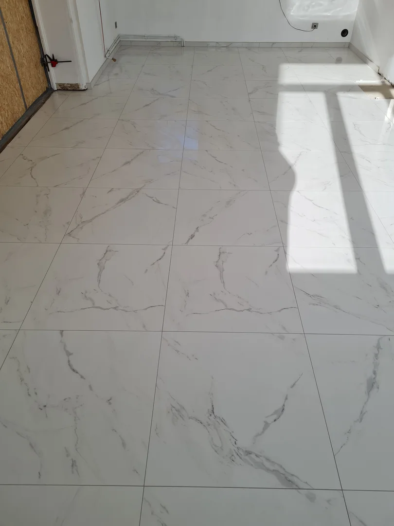 carrelage effet marbre blanc veiné gris dans salle de bain à Dechy, vue d'ensemble