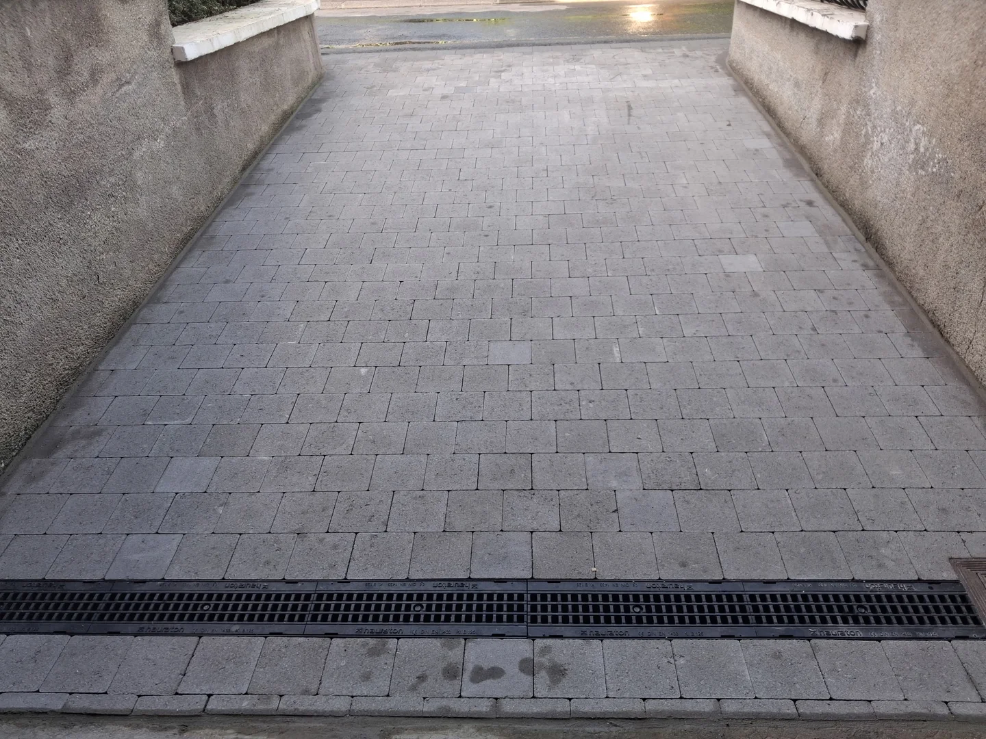 Allée de garage en pente rénovée avec des pavés autobloquants gris à Sin-le-Noble
